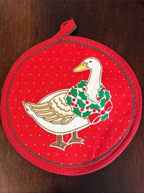 Vintage Christmas potholder. 8” Diameter